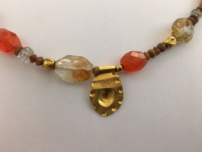 Époques diverses. 
Collier composé de perles...