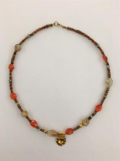 Époques diverses. 
Collier composé de perles...