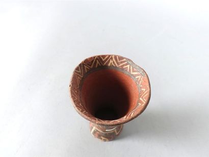 PÉROU, post Inca
Kero. Coupe en céramique...