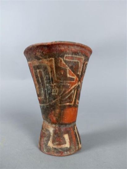 PÉROU, post Inca
Kero. Coupe en céramique...