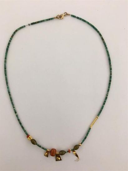 Époques diverses. 
Collier composé de perles...