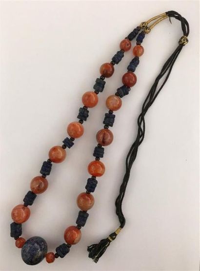 Époques diverses. 
Collier composé de perles...
