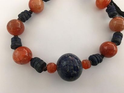 Époques diverses. 
Collier composé de perles...