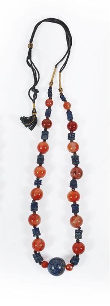 Époques diverses. 
Collier composé de perles...