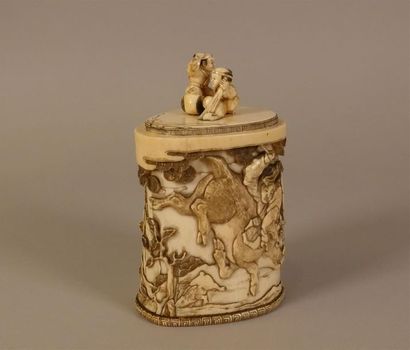 JAPON - 1900
Boîte couverte en ivoire sculpté,...