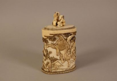 JAPON - 1900
Boîte couverte en ivoire sculpté,...