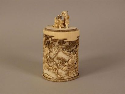 JAPON - 1900
Boîte couverte en ivoire sculpté,...