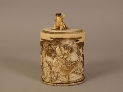 JAPON - 1900
Boîte couverte en ivoire sculpté,...