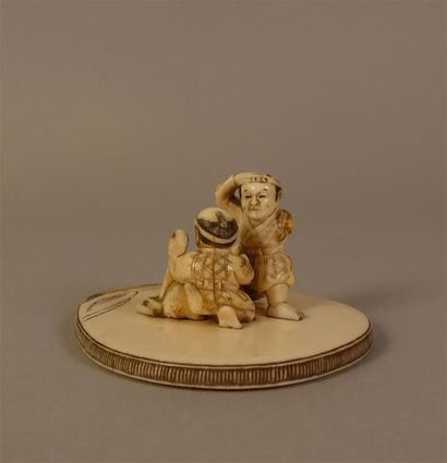JAPON - 1900
Boîte couverte en ivoire sculpté,...
