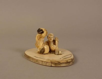 JAPON - 1900
Boîte couverte en ivoire sculpté,...