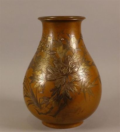 JAPON - XXe siècle
Vase en bronze. La panse...
