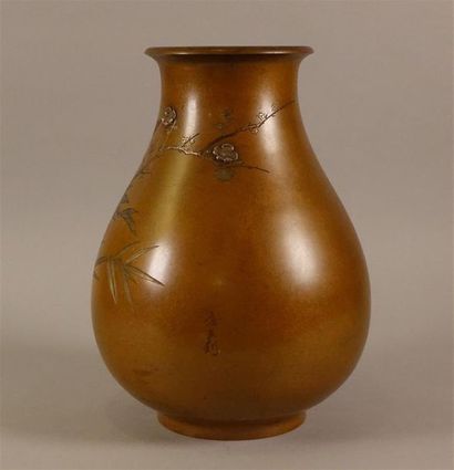 JAPON - XXe siècle
Vase en bronze. La panse...