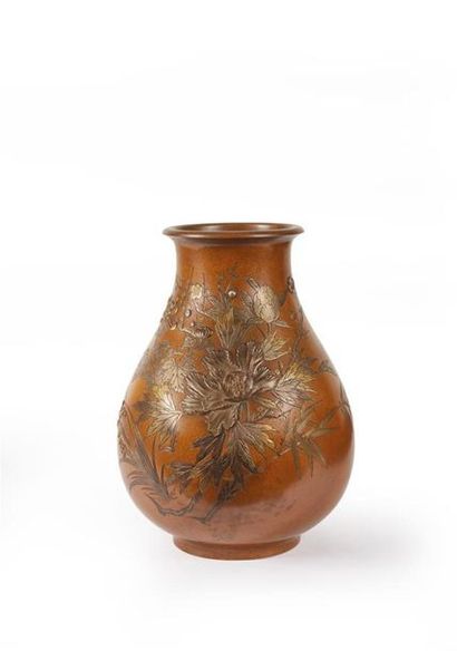 JAPON - XXe siècle
Vase en bronze. La panse...