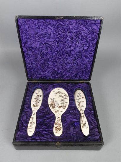 JAPON - Époque MEIJI (1868-1912)
Garniture...