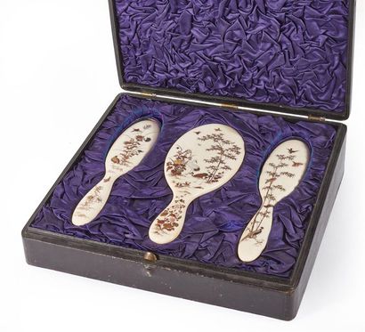 JAPON - Époque MEIJI (1868-1912)
Garniture...