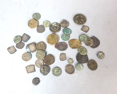 Ensemble numismatique de trente-huit pièces...