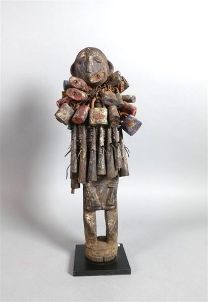 NIGERIA, Nago
Statue fétiche en bois, clochettes,...