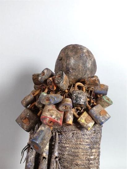 NIGERIA, Nago
Statue fétiche en bois, clochettes,...