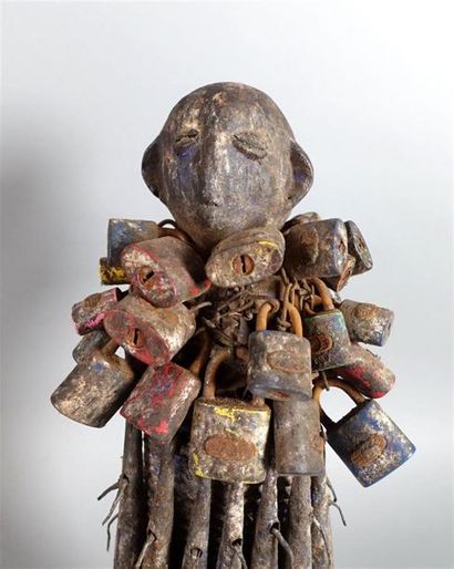 NIGERIA, Nago
Statue fétiche en bois, clochettes,...