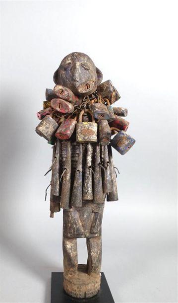 NIGERIA, Nago
Statue fétiche en bois, clochettes,...