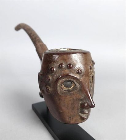 NIGERIA, Tiv
Pipe à décor de visage en bois...