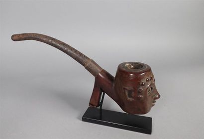 NIGERIA, Tiv
Pipe à décor de visage en bois...