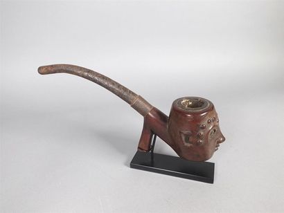 NIGERIA, Tiv
Pipe à décor de visage en bois...