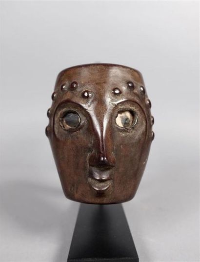 NIGERIA, Tiv
Pipe à décor de visage en bois...