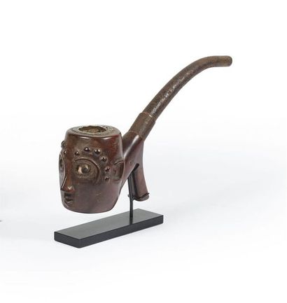 NIGERIA, Tiv
Pipe à décor de visage en bois...