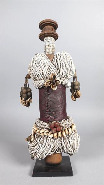 TCHAD, Toupouri 
Poupée en bois, perles,...