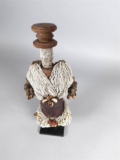 TCHAD, Toupouri 
Poupée en bois, perles,...