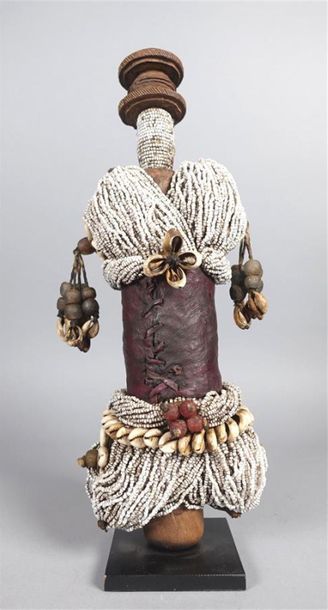 TCHAD, Toupouri 
Poupée en bois, perles,...