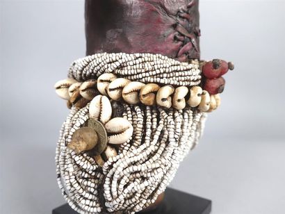 TCHAD, Toupouri 
Poupée en bois, perles,...