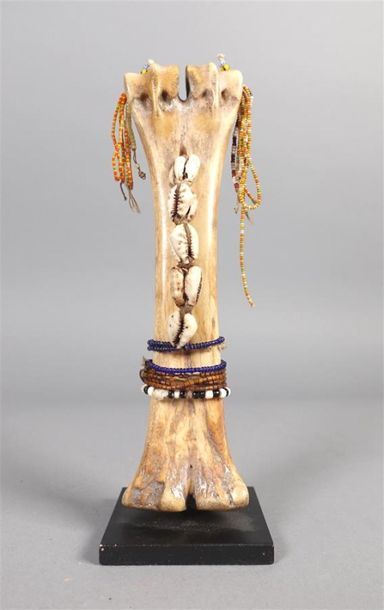 TOGO, Ewe
Statuette en os, perles colorées,...