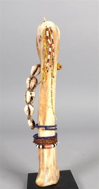 TOGO, Ewe
Statuette en os, perles colorées,...