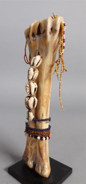 TOGO, Ewe
Statuette en os, perles colorées,...