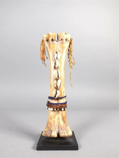 TOGO, Ewe
Statuette en os, perles colorées,...