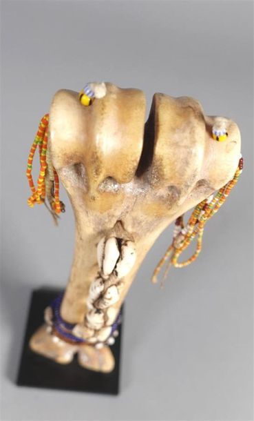 TOGO, Ewe
Statuette en os, perles colorées,...
