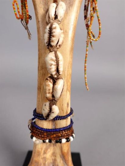 TOGO, Ewe
Statuette en os, perles colorées,...