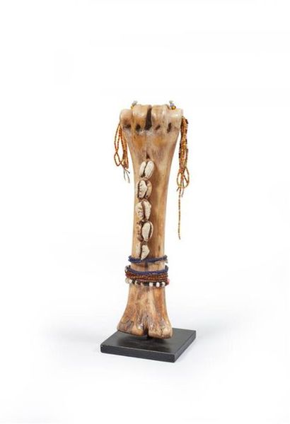 TOGO, Ewe
Statuette en os, perles colorées,...