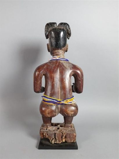 GHANA, Abron 
Statue féminine en bois, perles,...