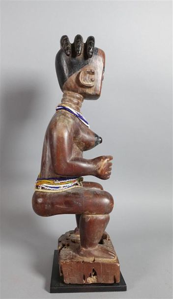 GHANA, Abron 
Statue féminine en bois, perles,...