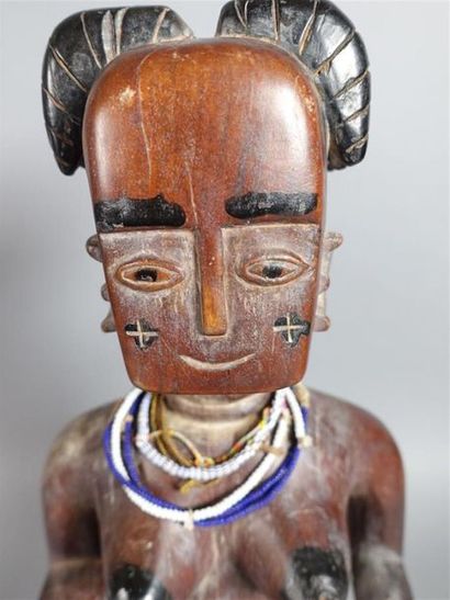 GHANA, Abron 
Statue féminine en bois, perles,...