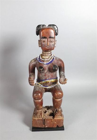 GHANA, Abron 
Statue féminine en bois, perles,...