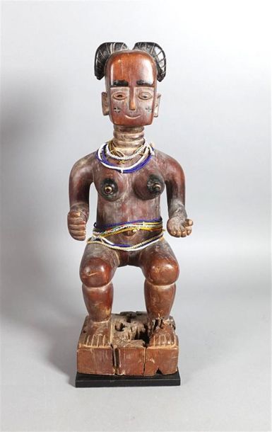 GHANA, Abron 
Statue féminine en bois, perles,...