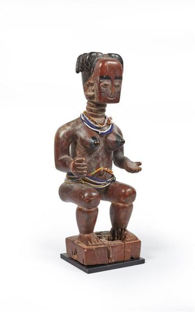 GHANA, Abron 
Statue féminine en bois, perles,...