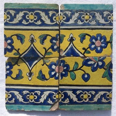 Iran, XIXe siècle. 
Carreaux qâdjârs au médaillon...