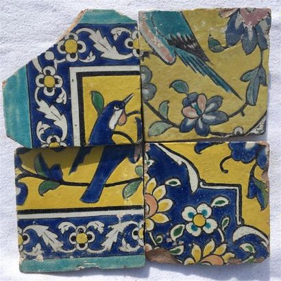 Iran, XIXe siècle. 
Carreaux qâdjârs au médaillon...