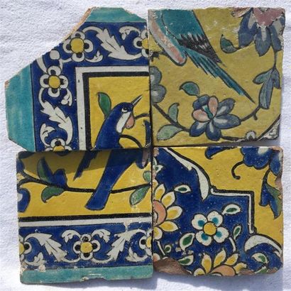 Iran, XIXe siècle. 
Carreaux qâdjârs au médaillon...