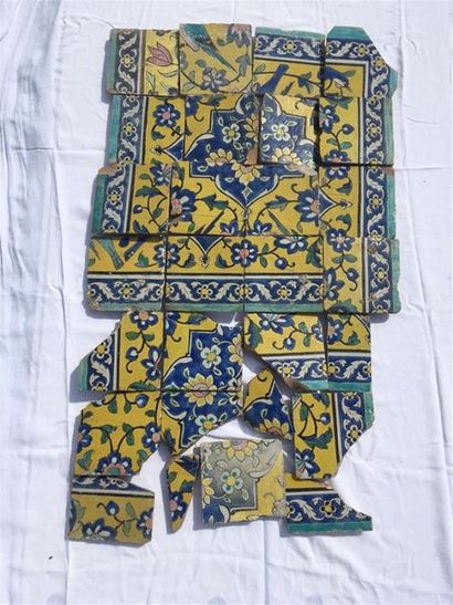 Iran, XIXe siècle. 
Carreaux qâdjârs au médaillon...